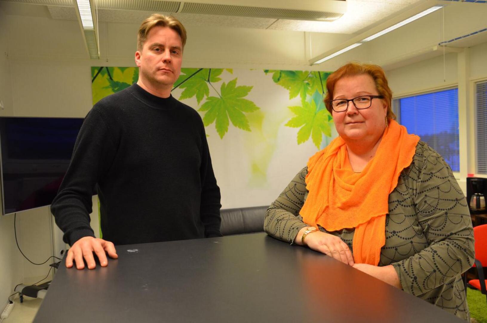 Nivalan Teollisuuskylä Oy:n kehitysjohtaja Kari Kutuniva ja toimitusjohtaja Kaisa Liinamaa esittelevät teknologiatalo Nitekissä viime vuonna avattuja vuokrattavia työtiloja.