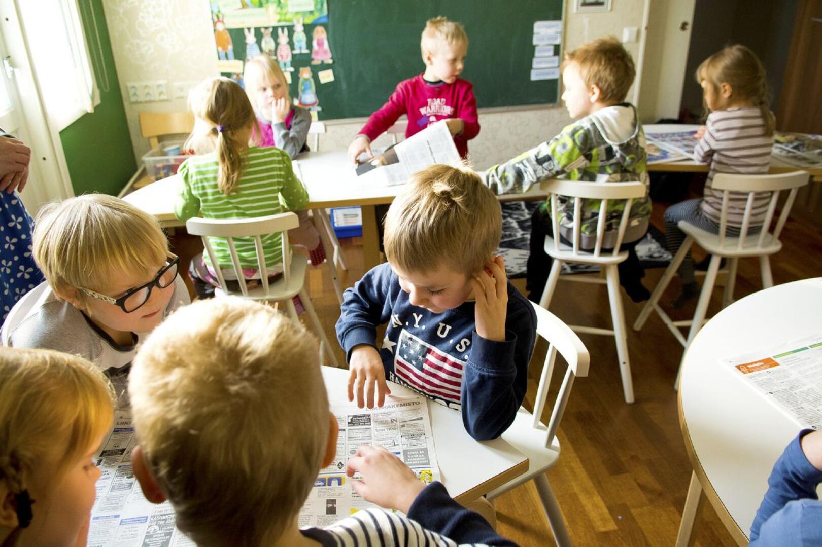 Seuraavan kahden vuoden ajan Nivalan esikouluissa opiskelee myös 5-vuotiaita. Nivalassa oletetaan, että kaksivuotinen esikoulu jää kokeilun jälkeen pysyväksi. Kuvassa eskareita tutustumassa Nivala-lehteen Sanomalehtiviikolla (nyk. Uutisten viikko) vuonna 2017.