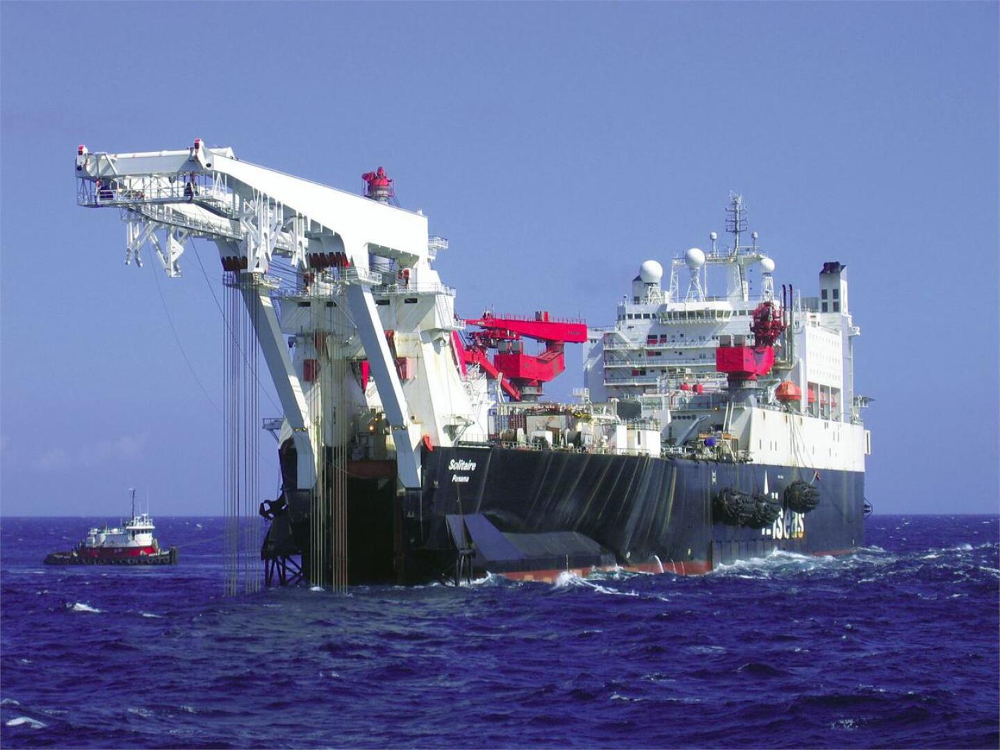 Maailman suurin putkenlaskualus Solitaire työssään 21. lokakuuta 2010, kun laiva aloitti Nord Streamin laskutyöt. Kuva: Lehtikuva/Handout/Nord Stream