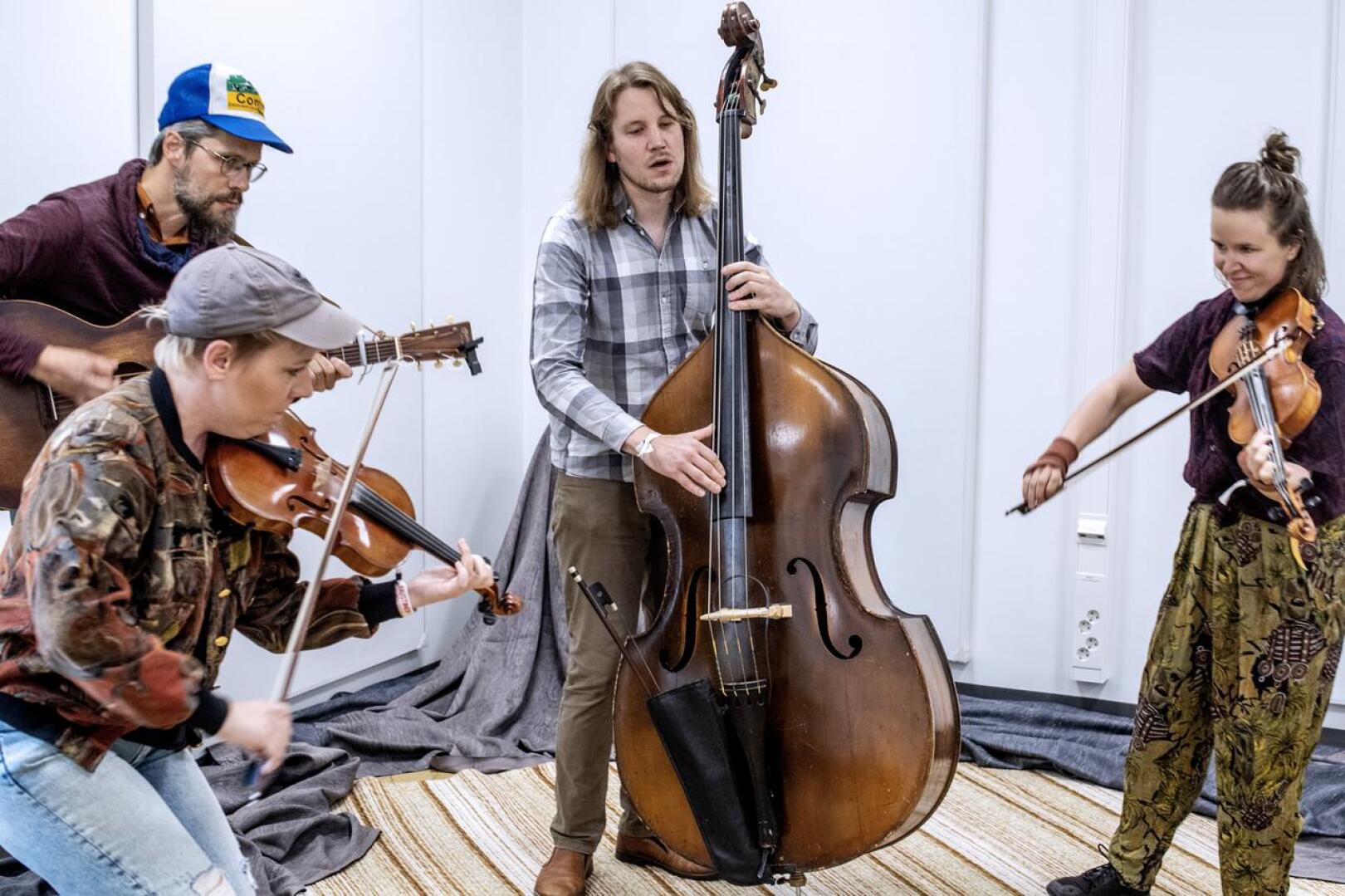 Bergå Folk Project (Topi Korhonen, Aili Järvelä, Esko Grundström, Iida Savolainen) saa Kaustisen kansanmusiikkijuhlilla kansainvälistä näkyvyyttä showcase-yhtyeenä. 