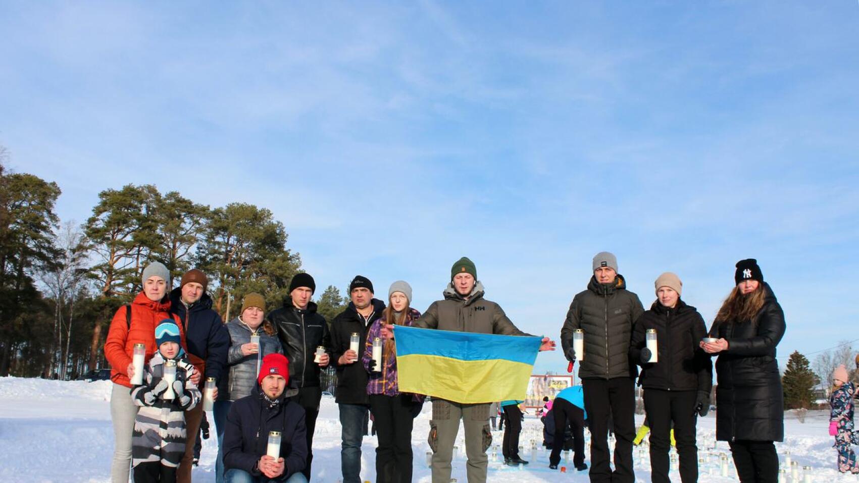 Iso joukko ukrainalaisia Himangalta, Kannuksesta ja Kalajoelta oli mukana We stand with Ukraine -tapahtumassa. Kynttilöiden sytyttäminen osoitti, että ihmisten ajatukset ovat Ukrainan kansan tukena. Lippua pitelemässä Yevhenii Hrabko.