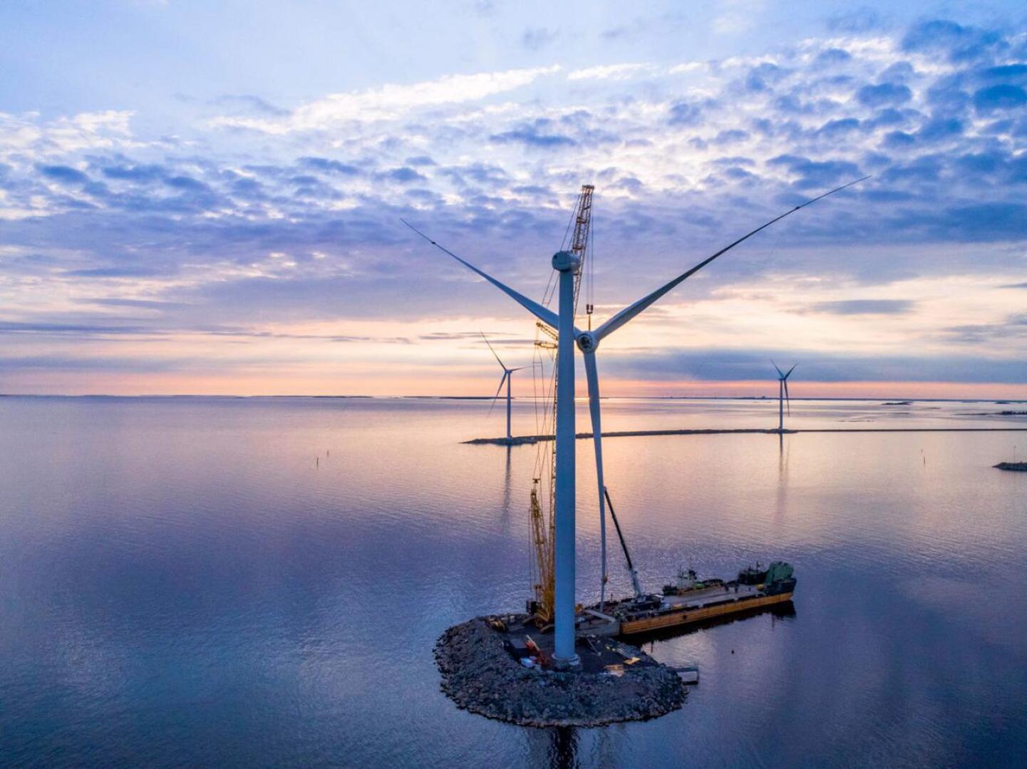 OX2:n Ajokseen rakentamat tuulivoimalat ovat puoliksi merellisessä ympäristössä. Pietarsaaren ja Hailuodon edustoille suunniteltujen voimaloiden kokoluokka on aivan toinen.