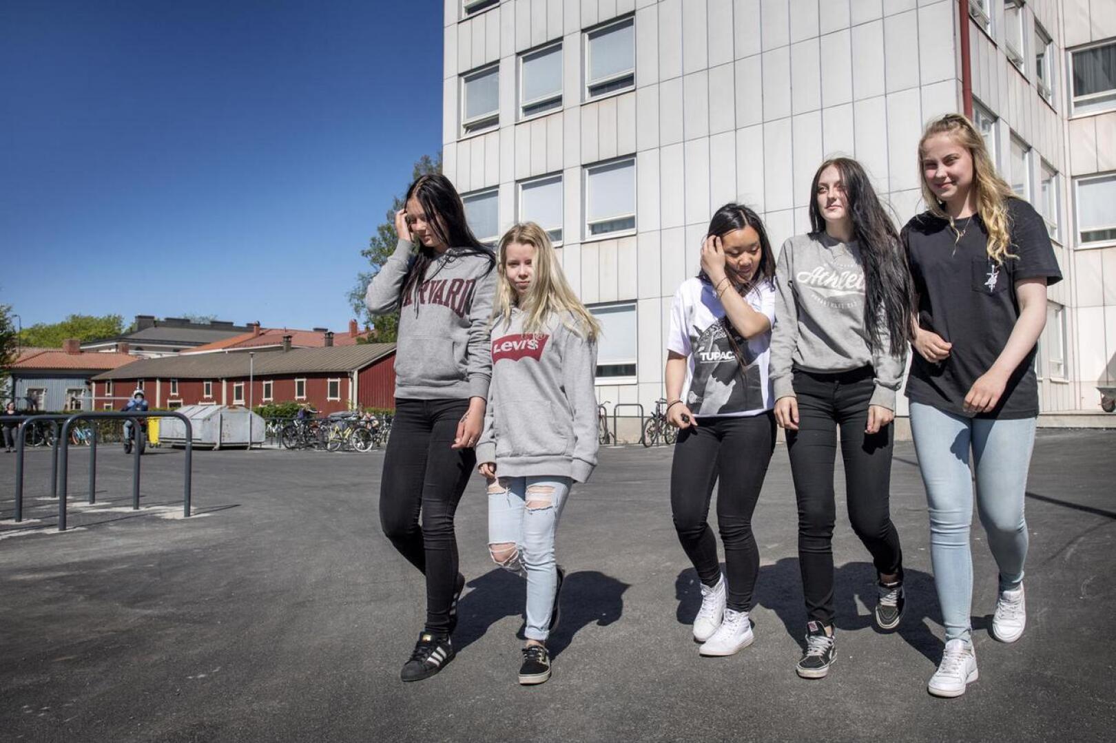Etelänummen koulun yhdeksännen luokanTaru Lantela, Johanna Blomberg, Nhi Luong, Jonna Hanka ja Mia Holmqvist aloittavat kesälomansa ensi viikolla. Kaikilla on tiedossa kesätöitä. 