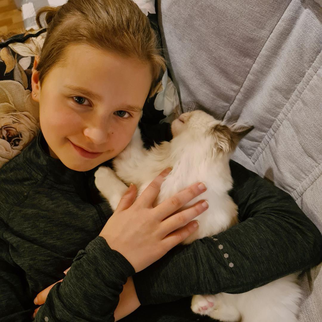 Emma tykkää viettää aikaa Lily-kissansa kanssa.