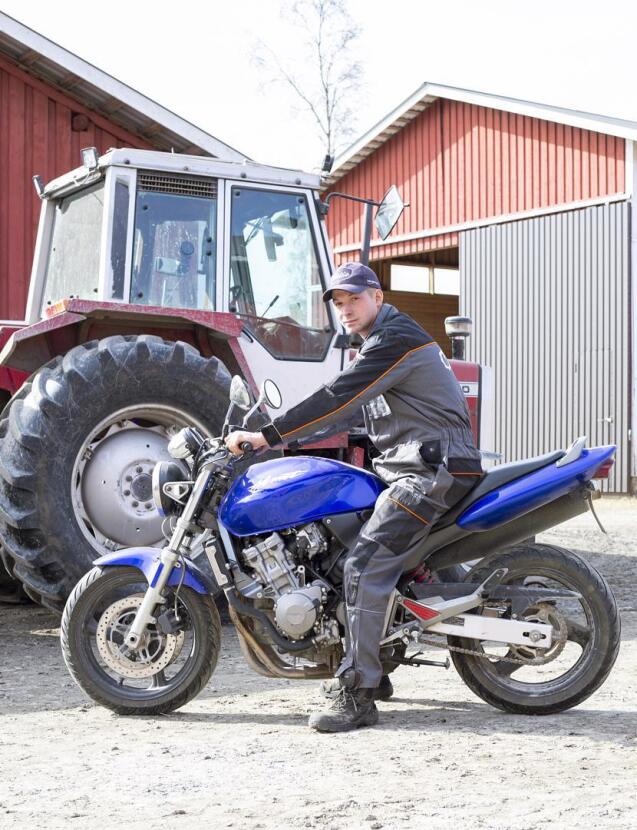 Timo Lankila toi moottoripyöränsä esille varastosta kevään kunniaksi