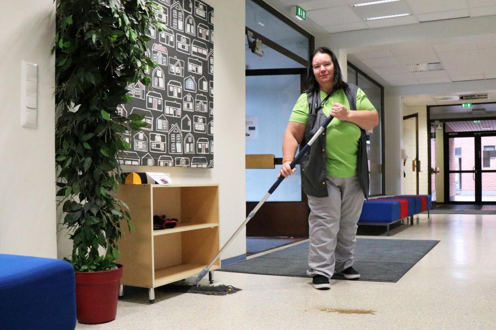 Birgitta Ketola työskentelee siivoojana Veteli koulukeskuksessa.