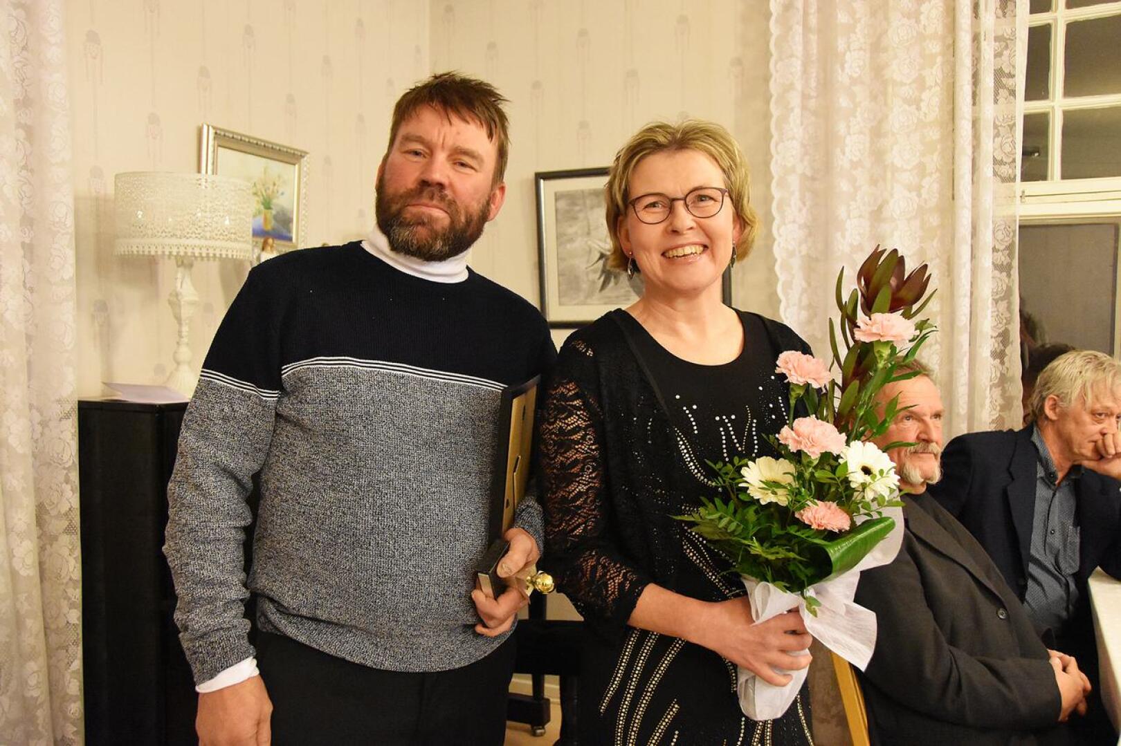 Urho Alila valittiin vuoden yrittäjäksi Haapavedellä. Valinta yllätti täysin myös Minna-puolison, joka kuuli valinnasta vasta palkinnon luovutuksen yhteydessä.
