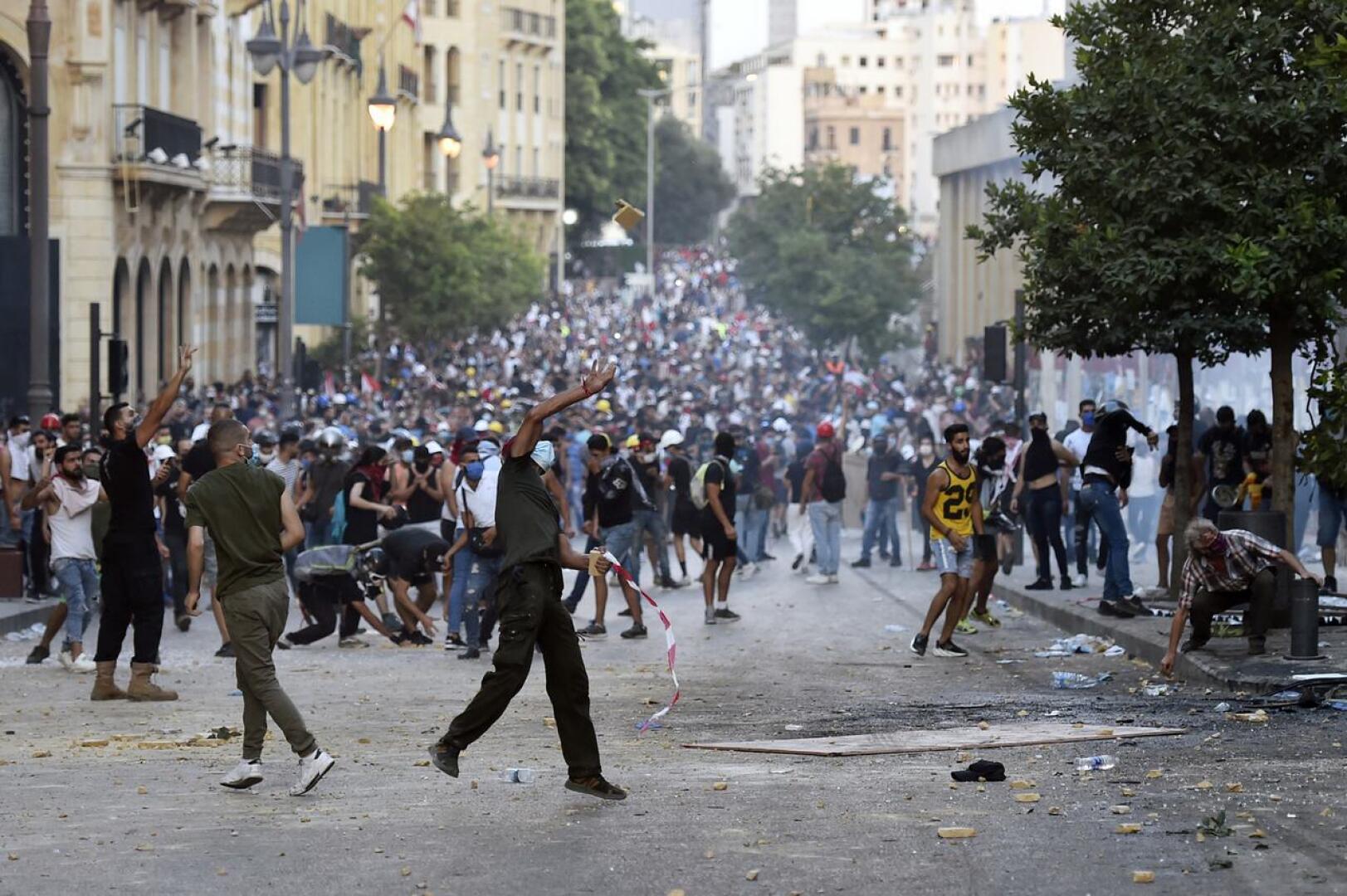 Sunnuntain mielenosoituksissa kuoli yksi poliisi ja lähes 200 mielenosoittajaa loukkaantui. Mielenosoittajat haluavat hallituksen ja presidentin eroa sekä nykyisen järjestelmän todellista uudistusta.