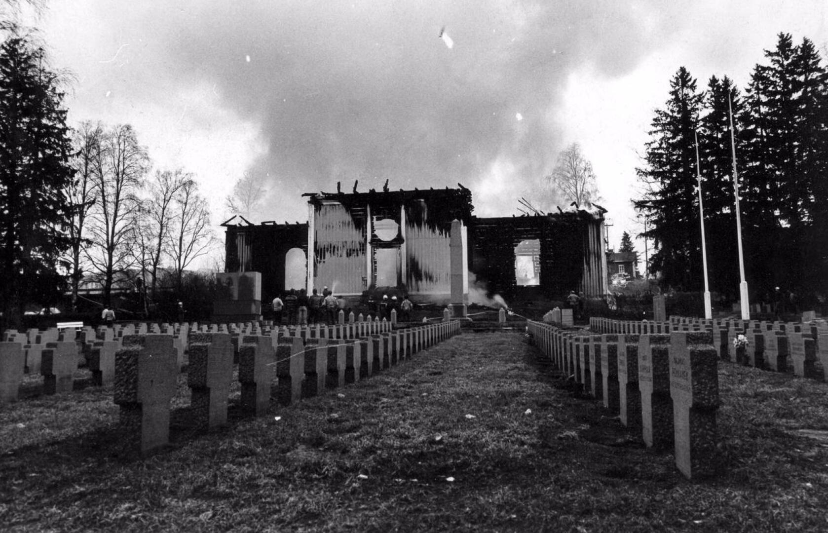 Rautjärven kirkon tuhopoltto jouluaamuna toi monelle mieleen muistoja Haapaveden kirkon palosta toukokuulta 1981. Ylivieskan kirkko tuhoutui vastaavassa palossa 2016 pääsiäisenä.