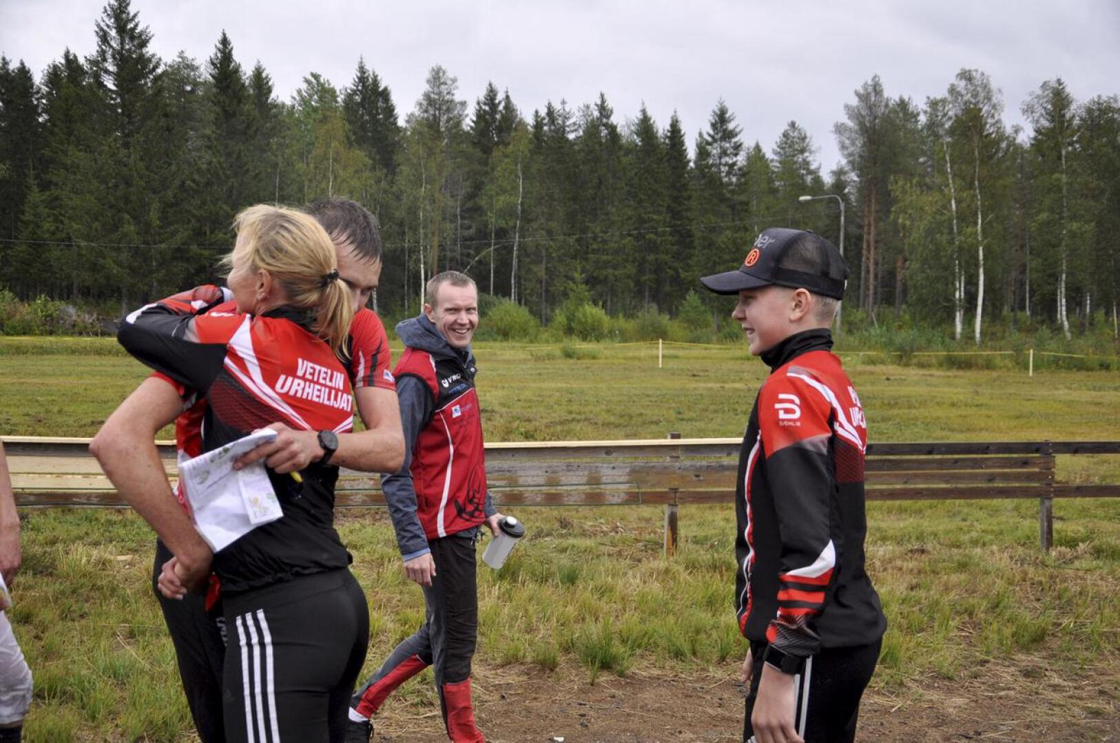 Voittajat. Vetelin joukkue oli maalissa vastassa ankkuri Ari-Pekka Lassilaa, joka ratkaisi viestin voiton. 