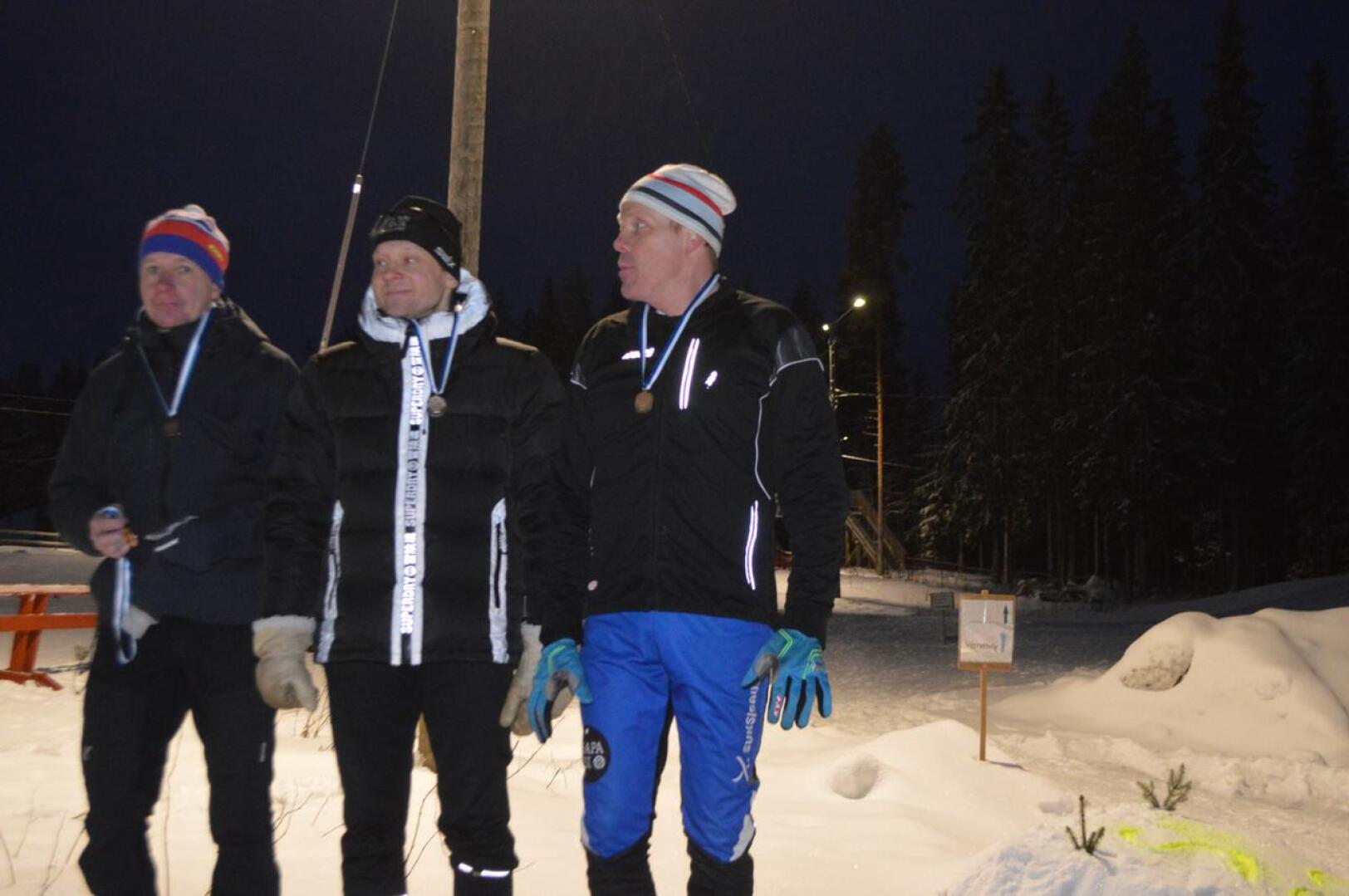 Sievin Sisun Hannu Paaso (vas.), Jukka Pekkala ja Jani Tuovila ottivat voiton 40-vuotiaiden SM-viestissä.