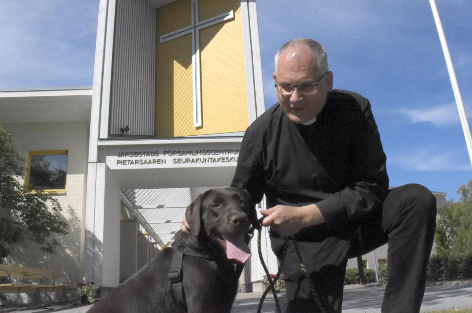 Bo-Göran Åstrand on Pietarsaaren ruotsalaisen seurakunnan kirkkoherra. Hän oli järjestämässä viime kesänä muun muassa koiranulkoiluttajien jumalanpalvelusta Pietarsaaressa. Kuvassa mukana labradorinnoutaja Doris.