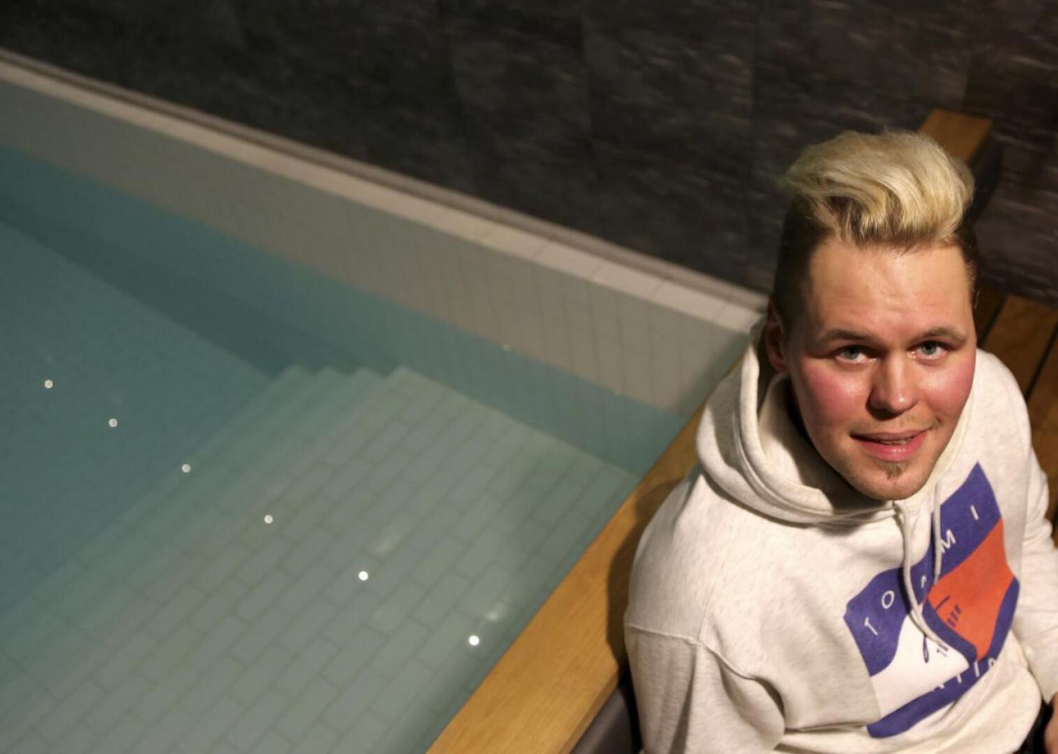 Jani Klemola on osakkaana isänsä ja veljensä Jussin kanssa Klemolan Betonissa. Betonihallille on aikanaan rakennettu oma uima-allas ja allastila on myös Janin ja Matin harjoitustila. 