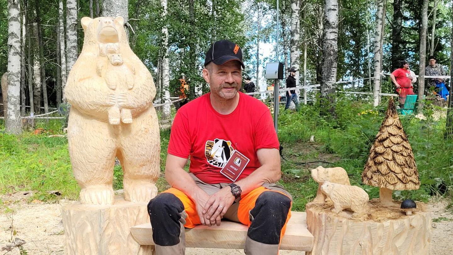 Ylivieskalainen Ari Vähäkangas voitti karhunveiston mestaruuskisan teoksella "Vieläkö on sylissä tilaa?". Tuomaristo kehui teoksen tukevan ja miellyttävän penkin ottavan istujansa eleettömästi mukaan keskelle tarinaa. 
