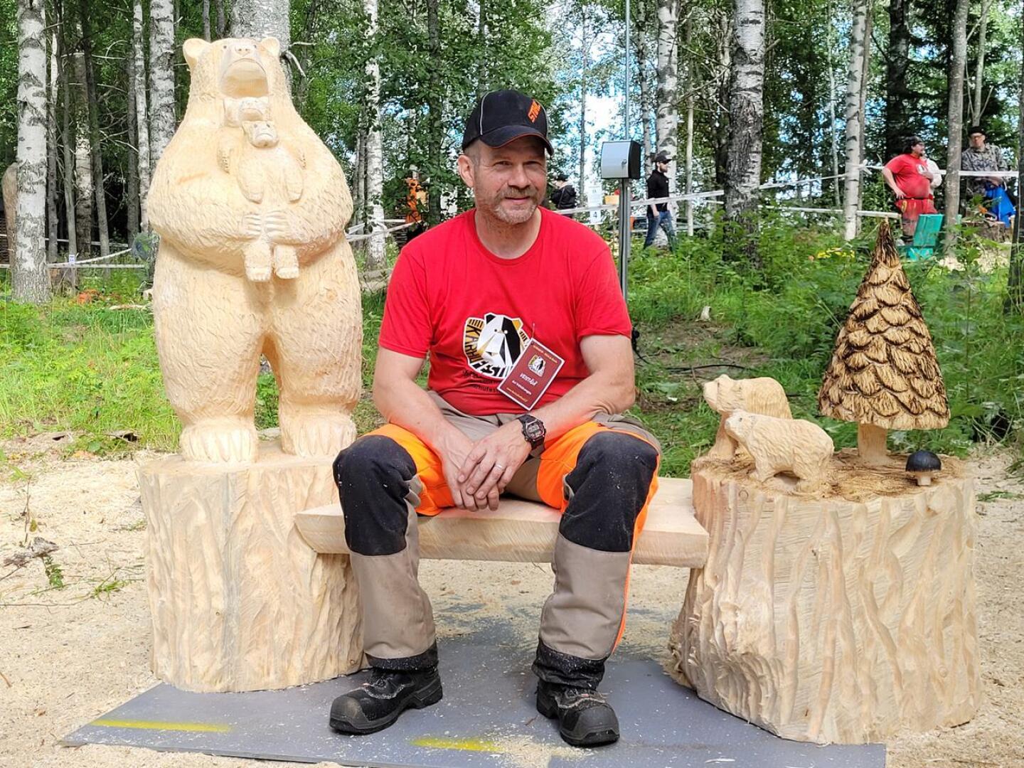 Ylivieskalainen Ari Vähäkangas voitti karhunveiston mestaruuskisan teoksella "Vieläkö on sylissä tilaa?". Tuomaristo kehui teoksen tukevan ja miellyttävän penkin ottavan istujansa eleettömästi mukaan keskelle tarinaa. 