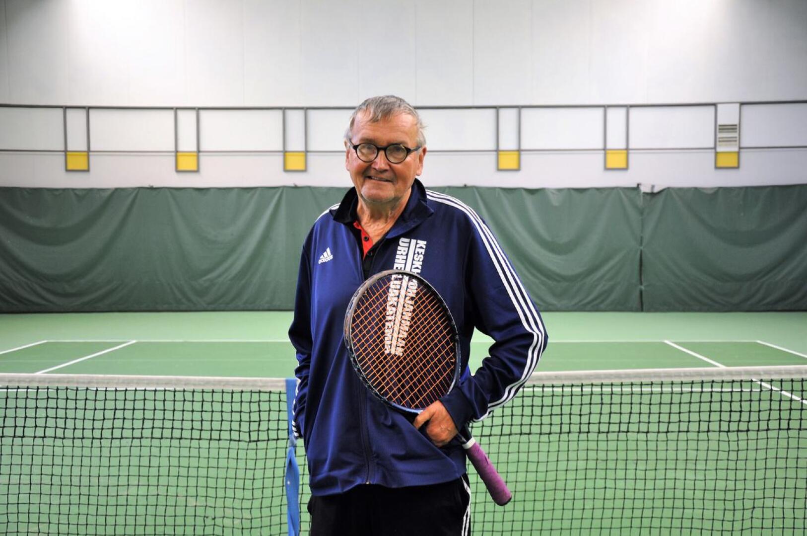 Urheilutalon tennishalli on Ahti Seppelinin toinen koti. Hän valmentaa nuoria ja aikuisin pelaajia 15 tuntia viikossa. 