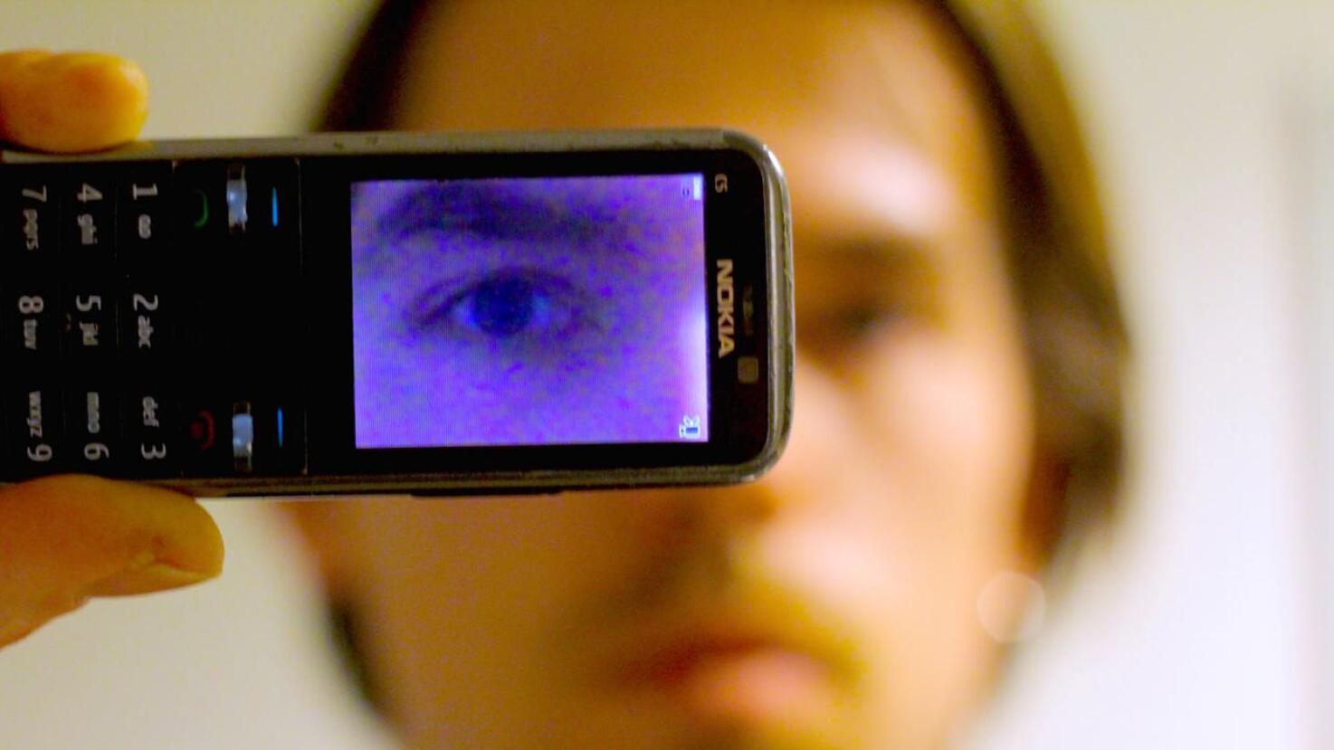 "Kukaan ei katso sinua silmiin" kuvattiin Nokian C5-puhelimen kameralla. 