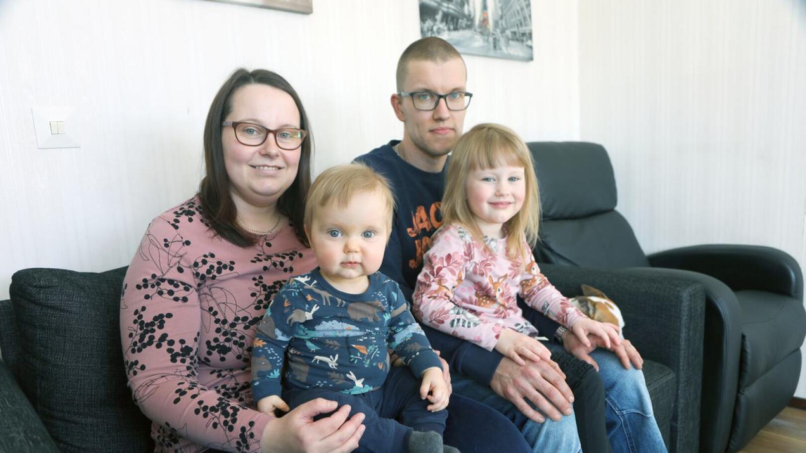 Emelia Lundströmin ja Taneli Pihlajamaan perhe on kaksikielinen. Emelia-äiti puhuu Edvinille ja Tildalle ruotsia ja Taneli-isä suomea.