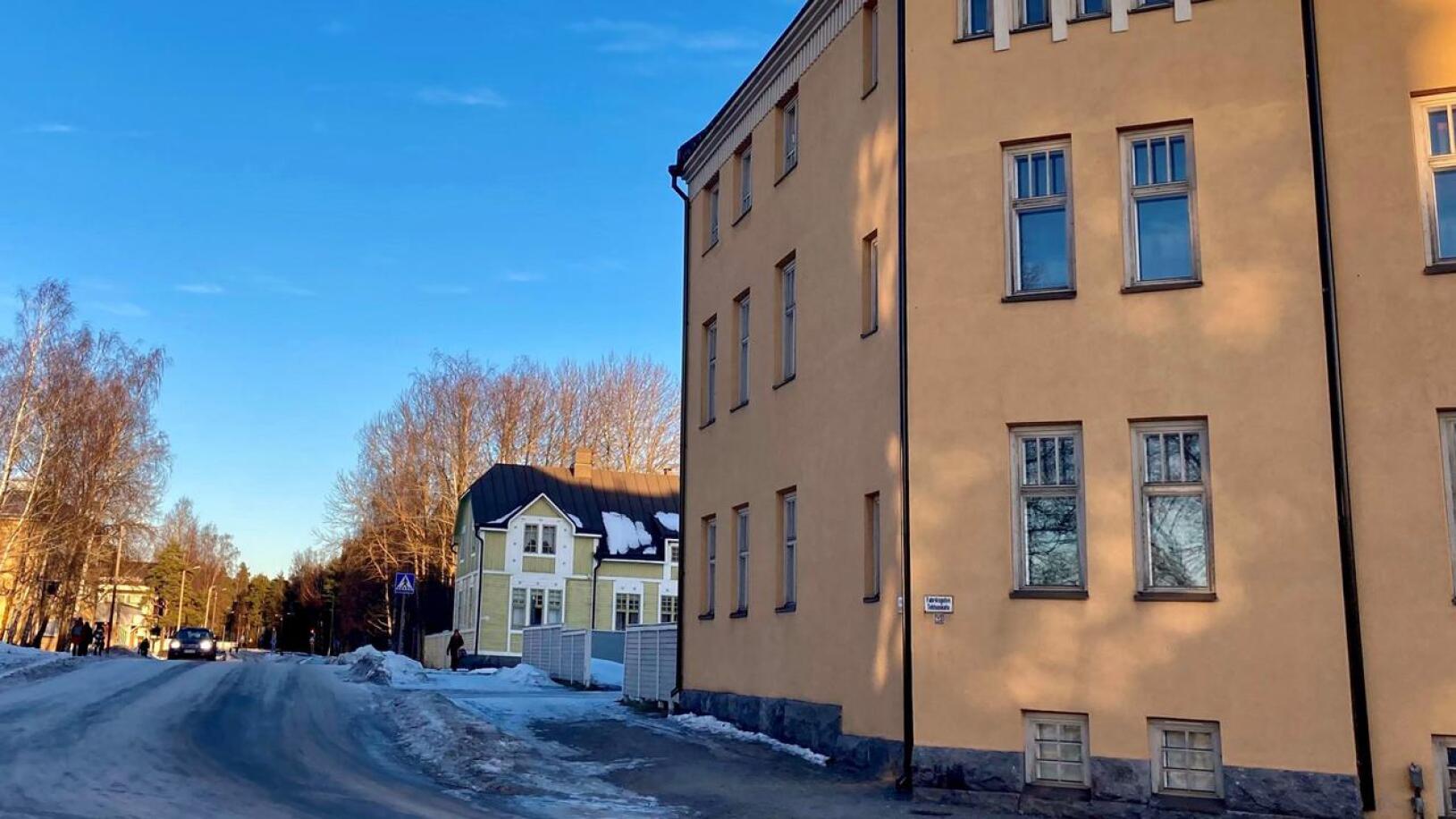 Puukotus tapahtui Ahlströminkadun varrella sijaitsevassa kerrostaloasunnossa Pietarsaaressa.