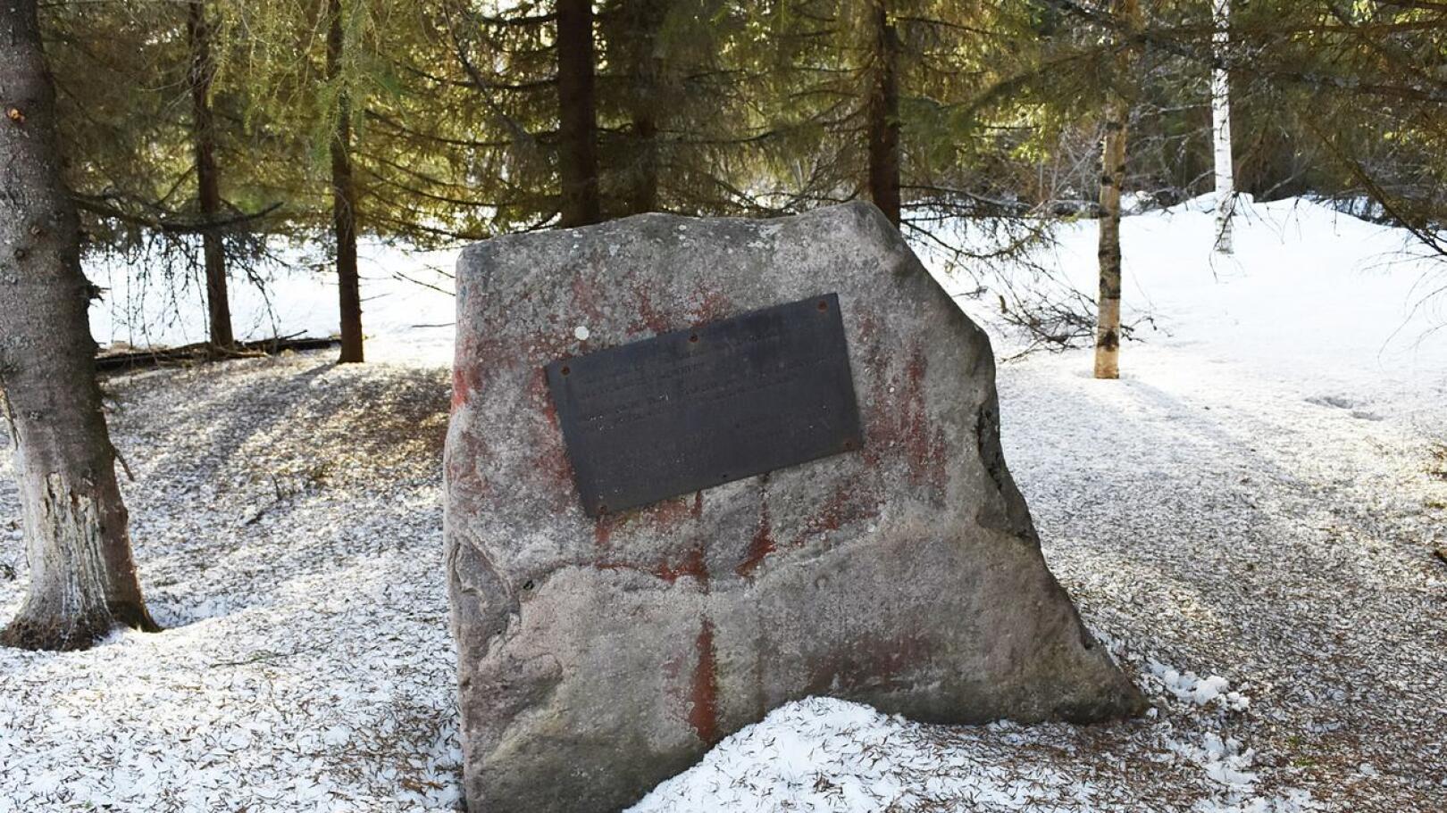 Koneen tuhoutumispaikoilta löytyy muistokivet. Kuva Korkatin turmapaikalta, jonne menehtyi viisi saksalaissotilasta.