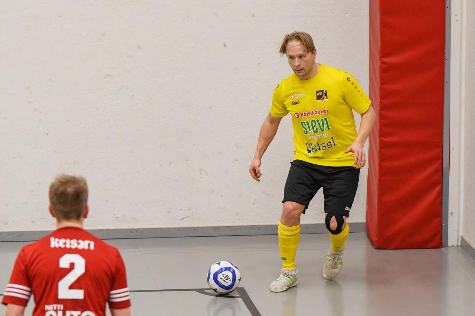 Henri Heikkilä pelasti Sievi FS:lle pisteen 28 sekuntia ennen loppua, kun joukkue pelasi lentävällä maalivahdilla. 