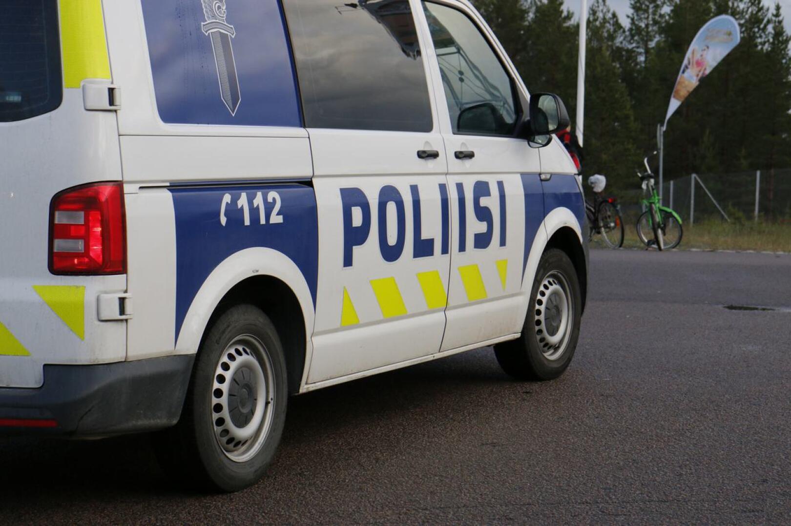 Poliisi törmäsi jalankulkijaan Oulun keskustassa. Kuvituskuva.