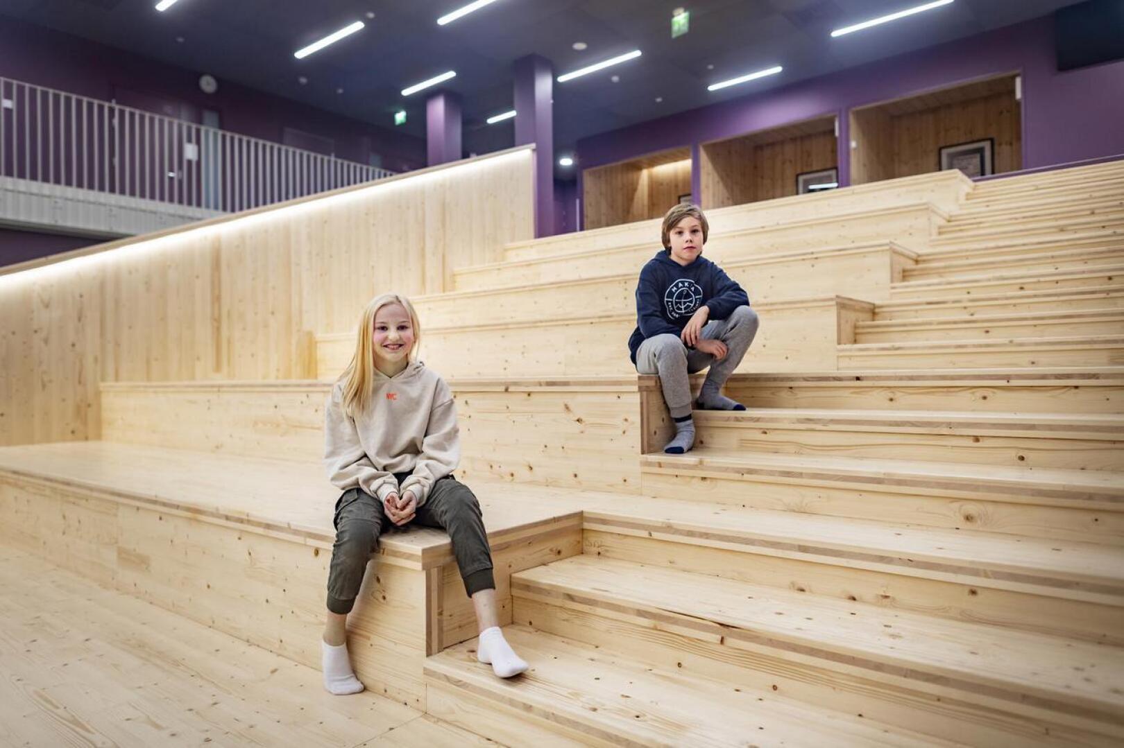 Chydeniuksen koulun vitosluokkalaiset Åsa Thodén ja Eddie Friis ovat innoissaan uudesta koulurakennuksesta. Erityiskehut saavat jumppasali, pihan trampoliini sekä Atriumin portaat, joissa on kiva istuskella kavereiden kanssa. 