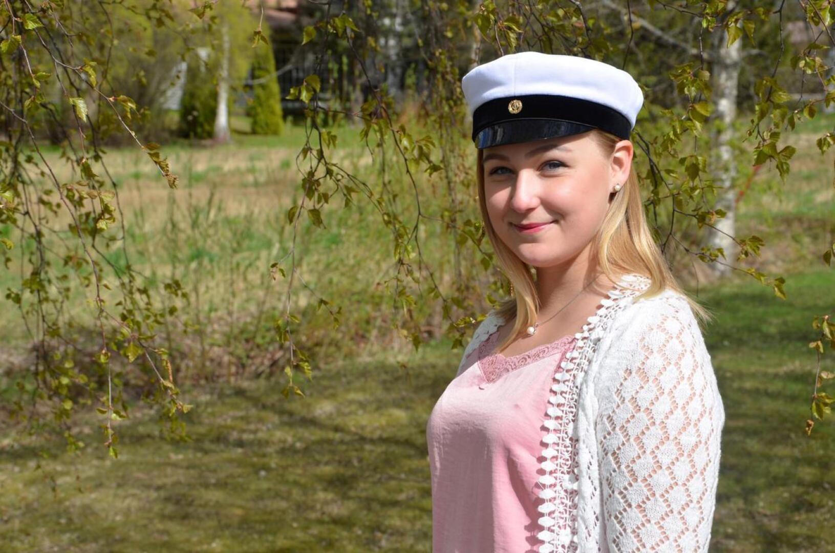Iida-Maria Hanhikoski valmistui ylioppilaaksi Kaustisen musiikkilukiosta.