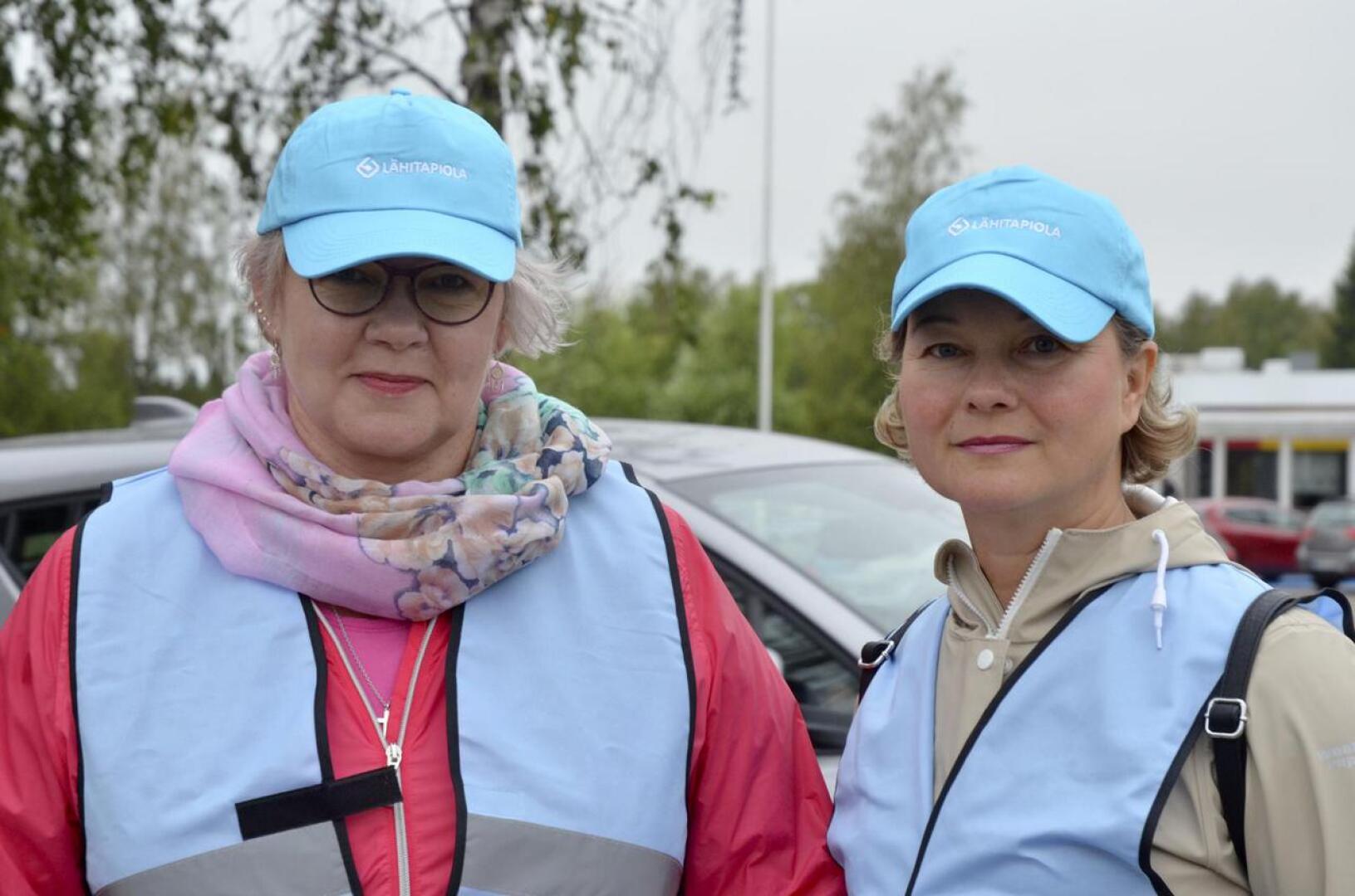 Pirjo Repo ja Anna-Leena Pakkala olivat vapaaehtoisina turvaamassa koululaisten matkaa Ylivieskan Valtakadun ja Päivärinnankadun risteyksessä.