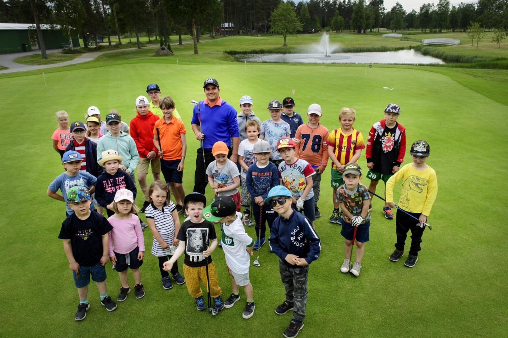 Yli kolmekymmentä lasta tutustui golfiin ohjaaja Antti Linnan johdolla torstaina Kokkolassa.