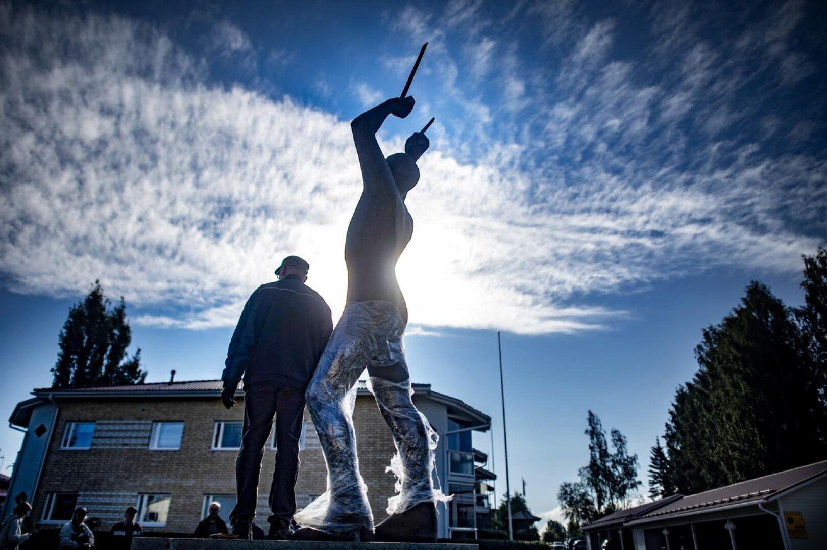Seppo Kalliokosken veistämä ja elokuussa 2020 paljastettu Mika Myllylän patsas on noussut kohun keskiöön Haapajärvellä. Kuvassa patsas on juuri asennettu sijoilleen. Kaikki kannattavat patsasta, mutta Kiilat ei halua, että sitä rahoitetaan valmennus- ja kilpailutoiminnasta.