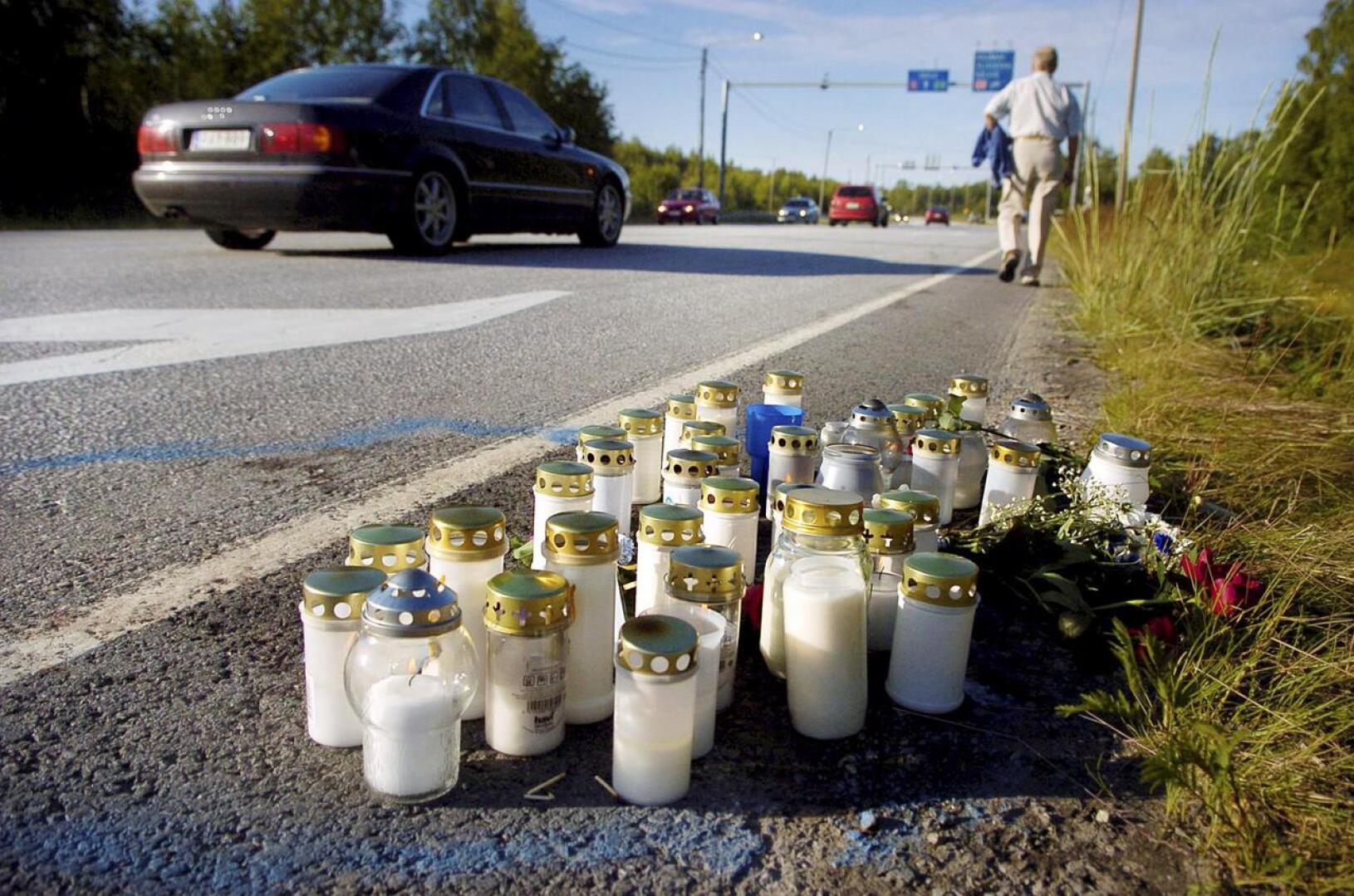 Onnettomuuspaikalle ilmestyvä kynttilämeri on yksi osoitus suomalaisten välittämisestä ja yhteisöllisyydestä.