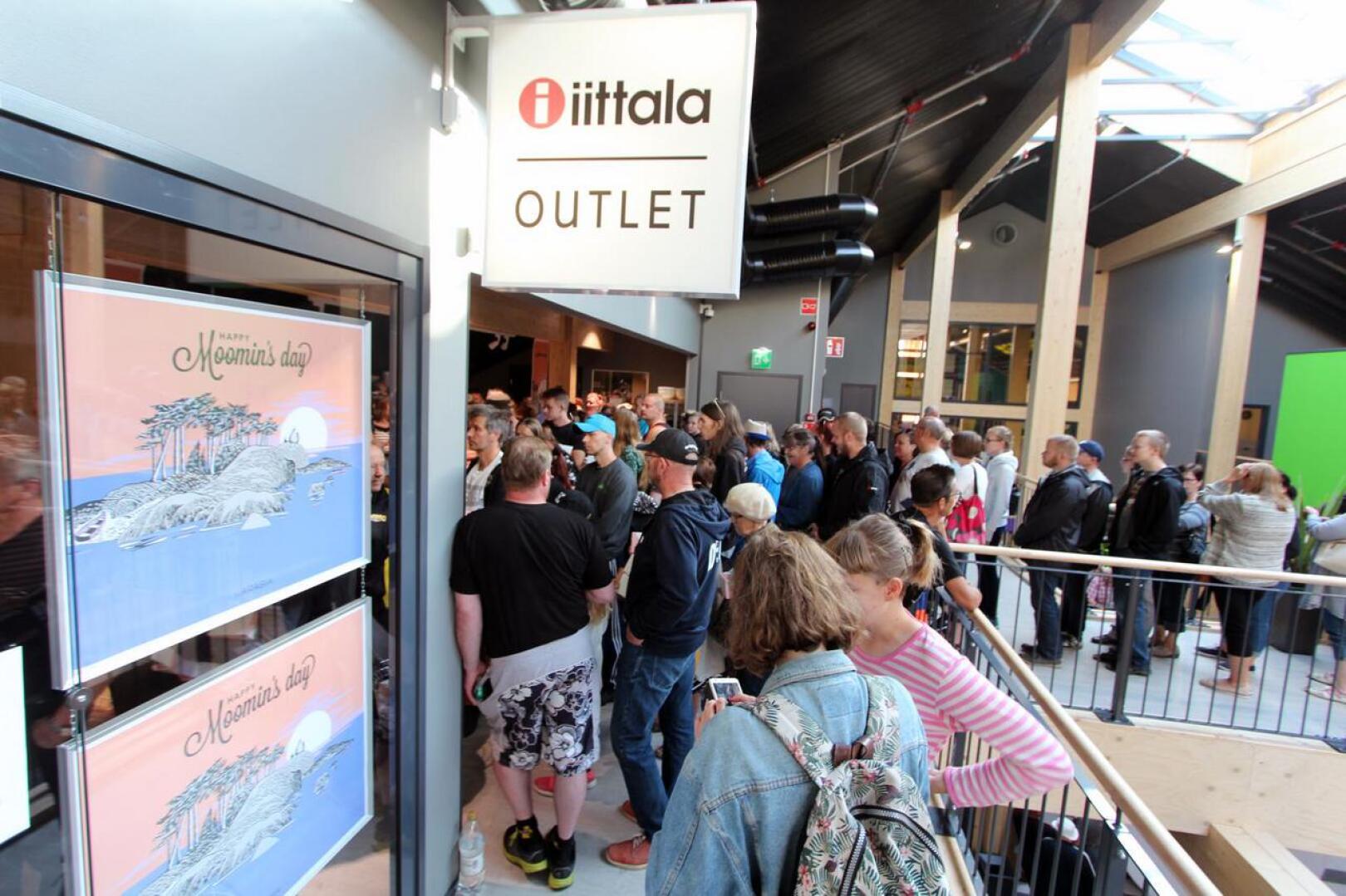 Ostoskeskus Raitissa riitti säpinää viime torstaina, kun ihmiset rynnivät ostamaan Muumin päivän erikoismukia.