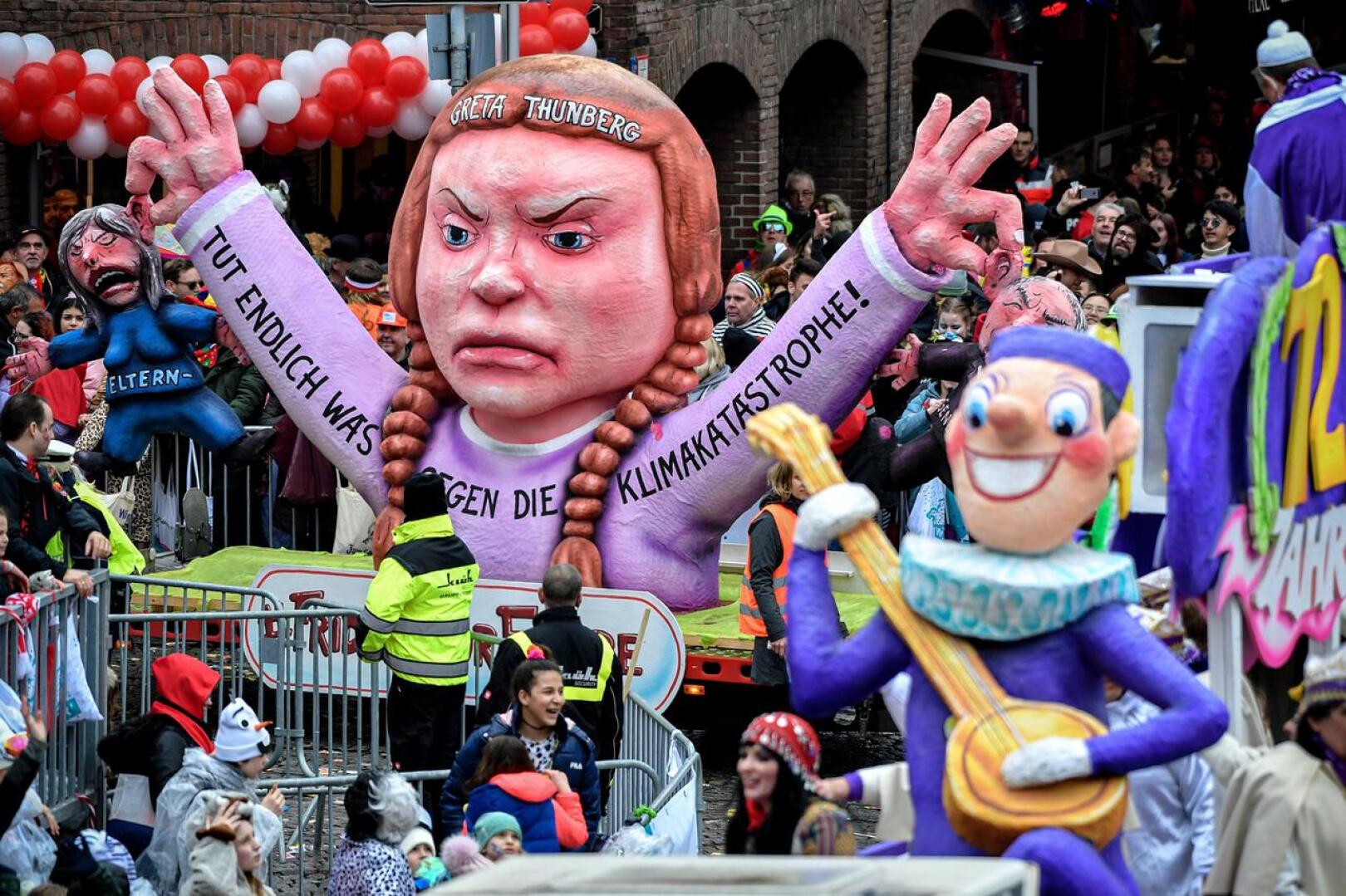 Saksan Düsseldorfissa pidetyssä "ruusumaanantain" karnevaaliparaatissa oli esillä ilmastoaktivisti Greta Thunbergia esittävä hahmo. Volkmarsenissa yliajaja ajoi saksalaismedian mukaan tahallaan poliisin eristämälle paraatialueelle.