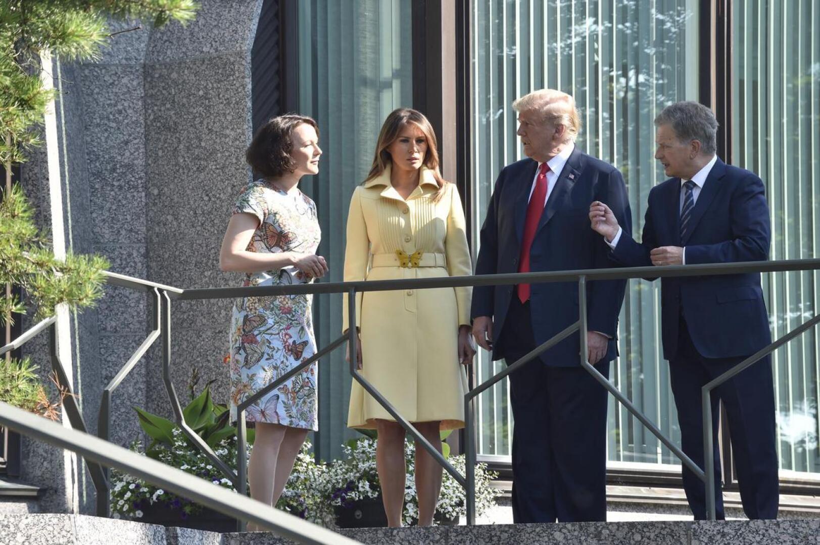 Presidentti Sauli Niinistö ja rouva Jenni Haukio esittelivät Donald ja Melania Trumpille Mäntyniemeä.