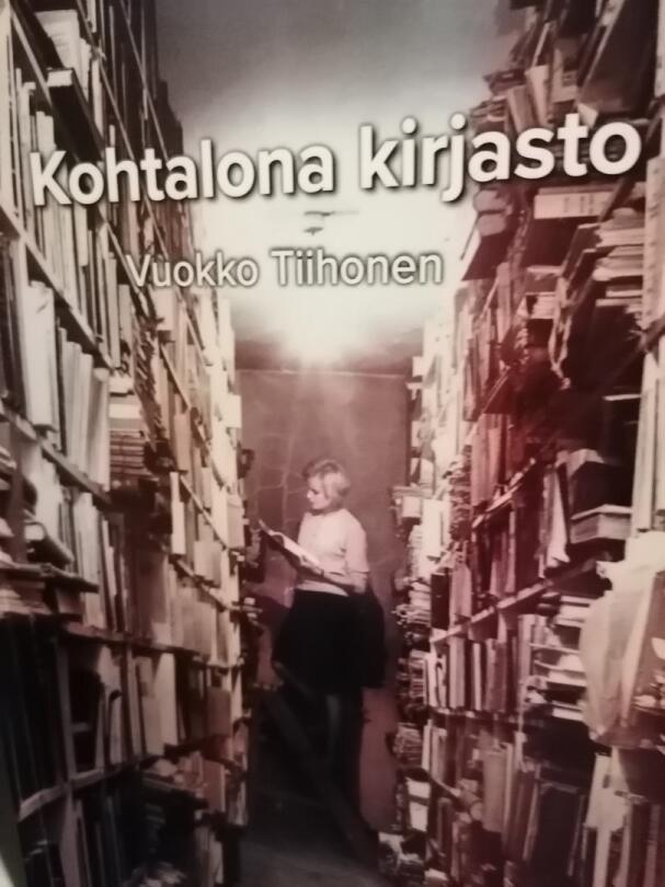 Kansikuvassa Vuokko Tiihonen  järjestelee Vaasan kaupungin lehtivarastoa joskus 1960-luvulla. Kirjaa on saatavilla kirjastoista.