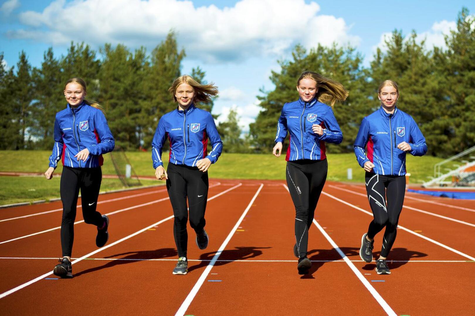 Liikunta ja urheilu ovat iso saaja Nivalan kaupungin järjestöavustuksissa. Kuvassa Nivalan Urheilijoiden viestijoukkue Tuiskulan kentällä vuonna 2019.