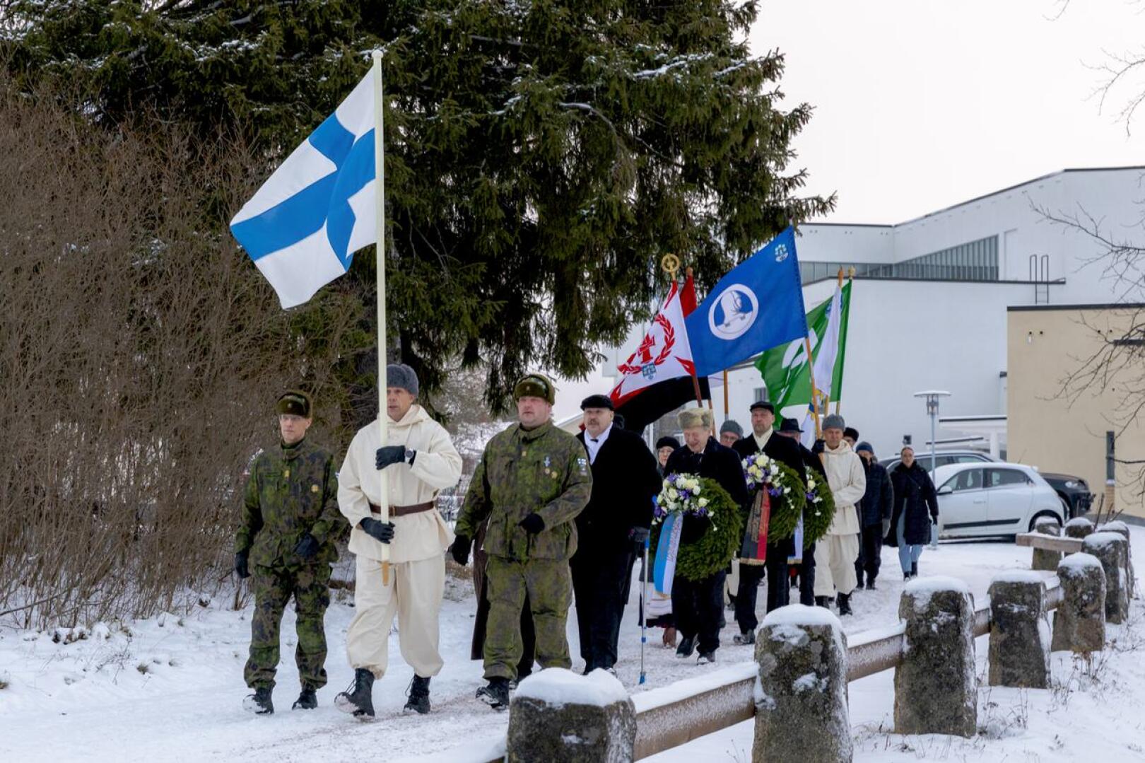 Lippulinna johdatti kirkkokansan seppelien laskuun sankarihaudalle, jossa puheen piti kaupunginvaltuutettu Helinä Niemelä.