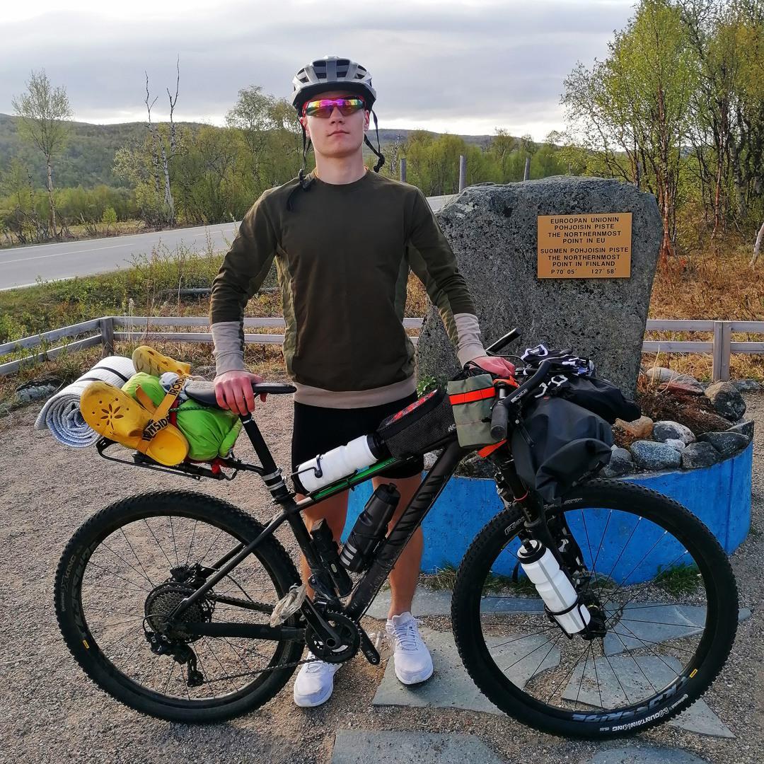 Kalle Vähäaho aloitti noin 1500 kilometrin pyöräreissun Nuorgamin valtakunnan rajalta, Euroopan unionin pohjoisimman pisteen luota. 