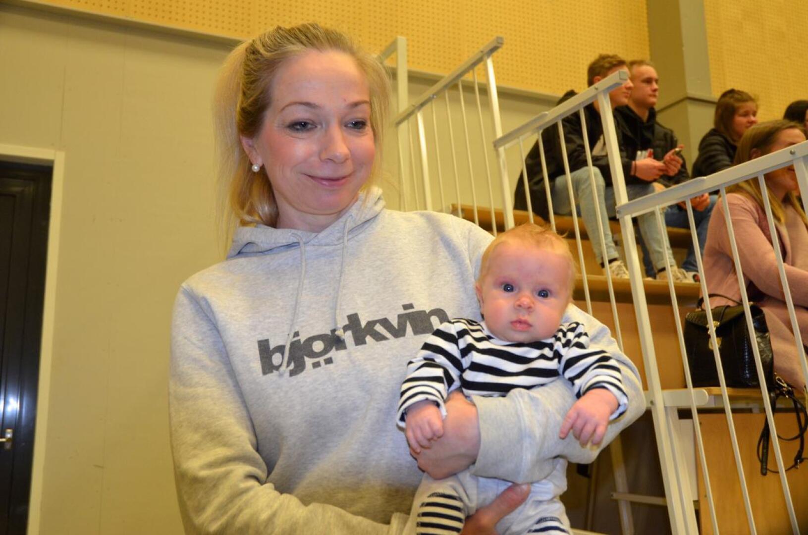 Kannustusta löytyy. Sunnuntaina kahden kuukauden ikäinen Iisakki seurasi Satu-äidin sylissä Toholammilla ensimmäistä kertaa elämässään salibandya. Isä, Tuomas Määttälä, pelaa TU:n joukkueessa.