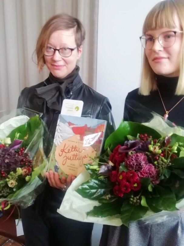 Esikoiskirjailija Kaija Pannulan (vas.) ja kuvittaja Netta Lehtolan Kettujuttuja on ehdolla Lasten ja nuortenkirjallisuuden Finlandia-palkinnon saajaksi. 