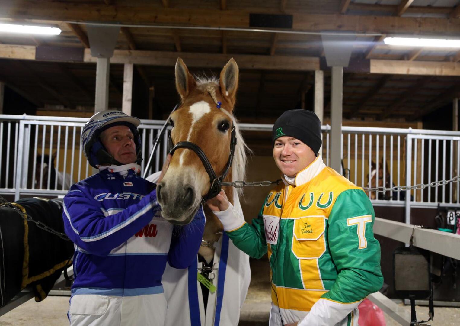 Pikku-Rytin edelliset voitot ovat Rovaniemeltä maaliskuussa sekä joulukuulta Arctic Horse-raveissa, jossa ruunan rattailla istui amerikkalainen huippuohjastaja Tim Tetrick (oikealla). Pikku-Rytiä pitelemässä Jorma Kontio.
