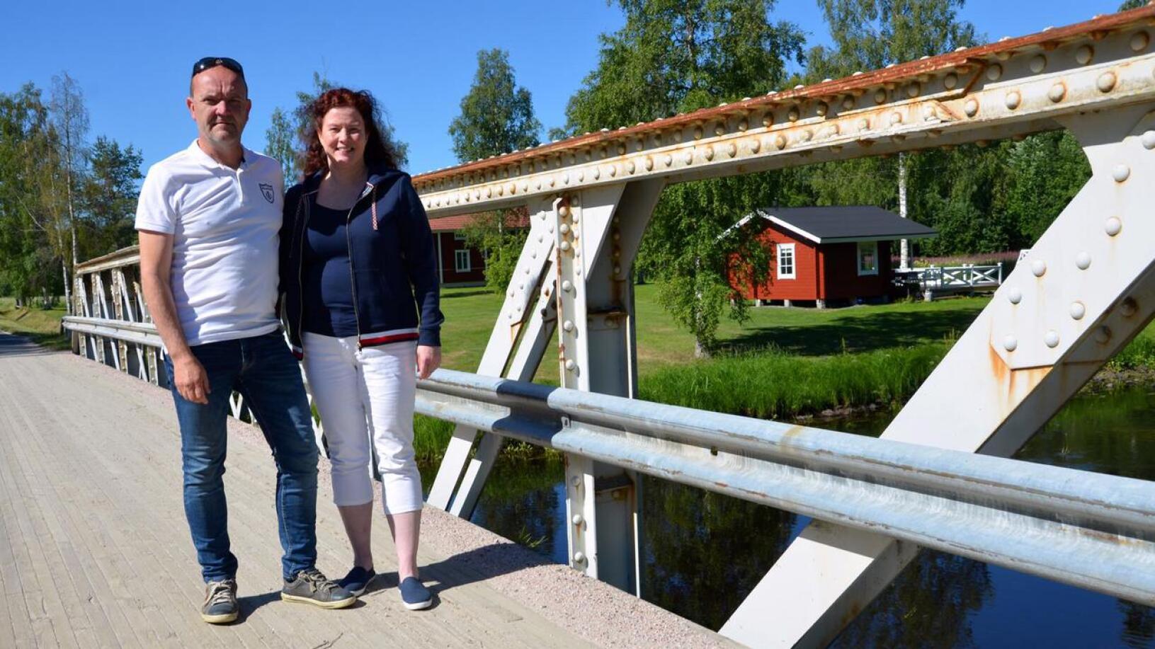 Mats Vidjeskog ja Susanne Witting-Vidjeskog järjestävät pohjalaistalonsa pihalla Allsång vid Forssas -tapahtuman, joka pidetään nyt viidettä kertaa peräkkäin. Esiintymislavana toimii saunan terassi.