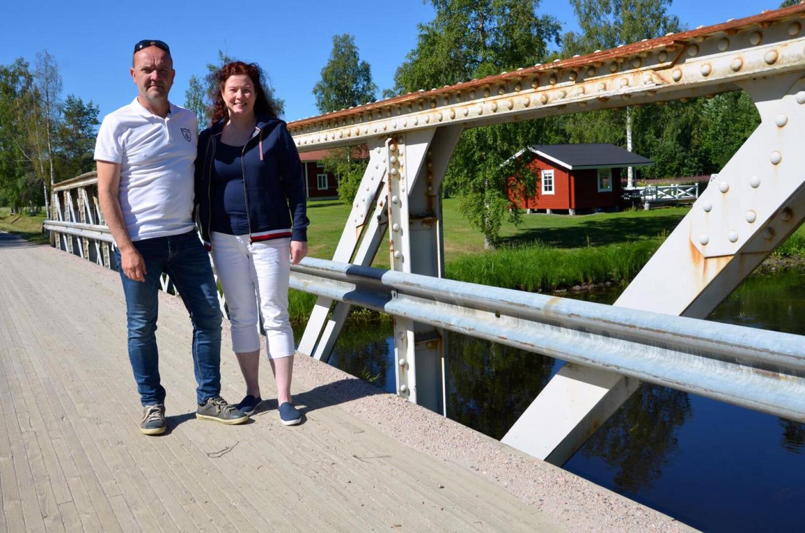 Mats Vidjeskog ja Susanne Witting-Vidjeskog järjestävät pohjalaistalonsa pihalla Allsång vid Forssas -tapahtuman, joka pidetään nyt viidettä kertaa peräkkäin. Esiintymislavana toimii saunan terassi.