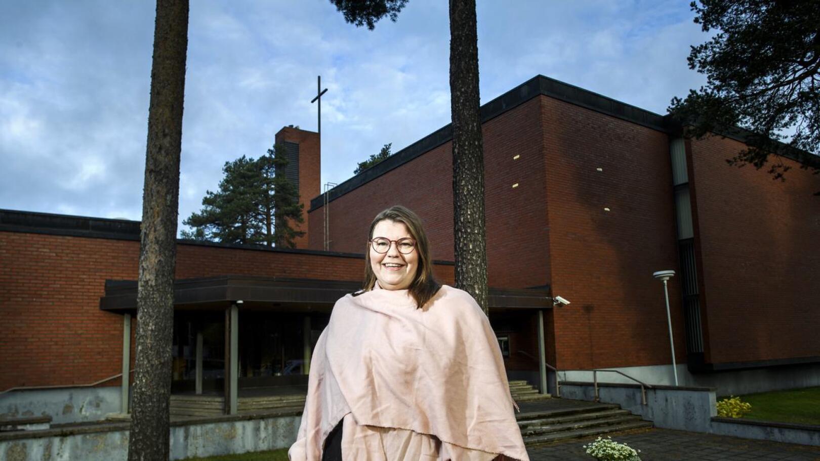 Kokkolan suomalaisen seurakunnan seurakuntaneuvosto teki viimein päätöksen valita Emilia Teerikankaan seurakunnan kappalaiseksi.