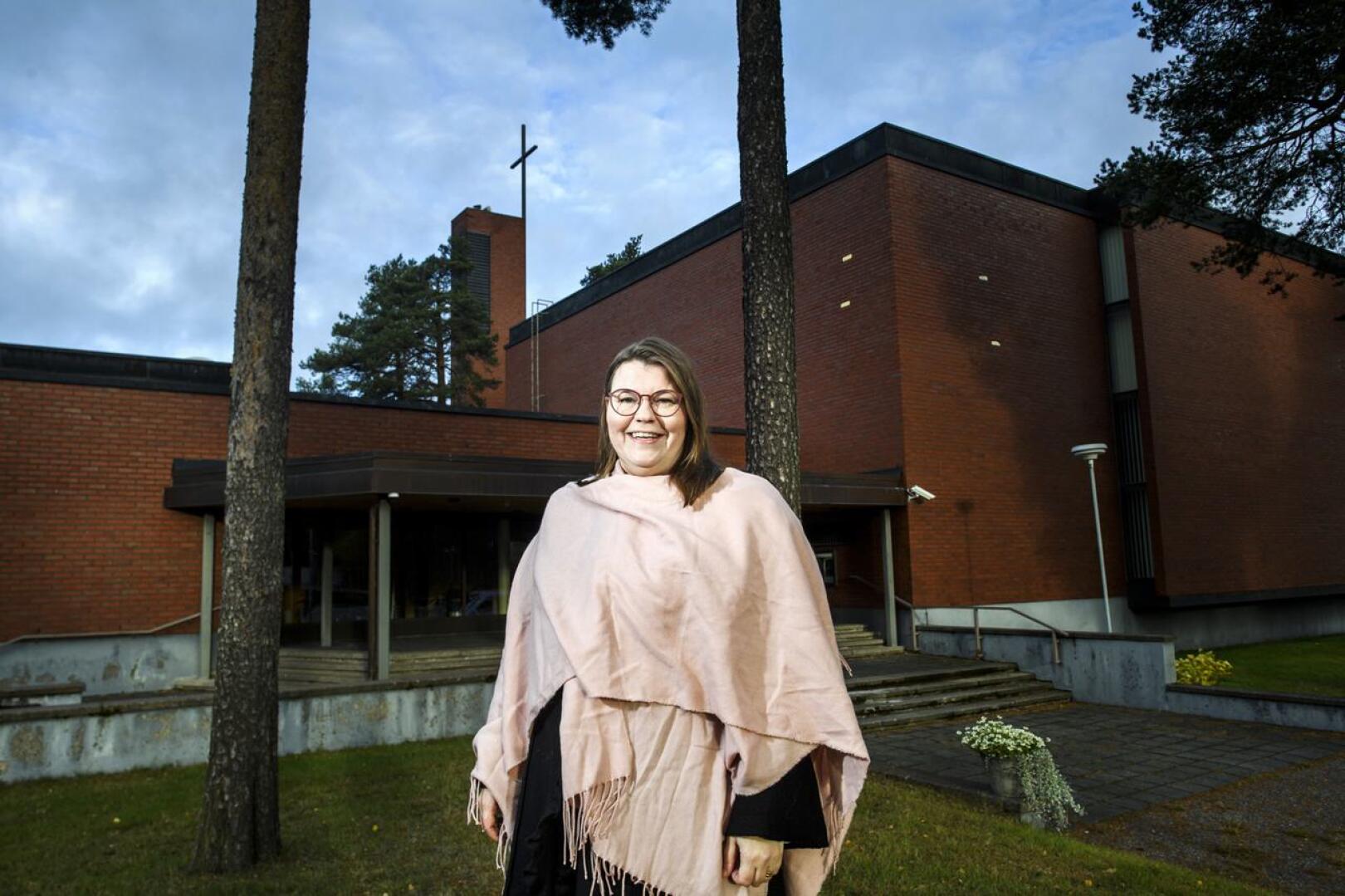 Kokkolan suomalaisen seurakunnan seurakuntaneuvosto teki viimein päätöksen valita Emilia Teerikankaan seurakunnan kappalaiseksi.