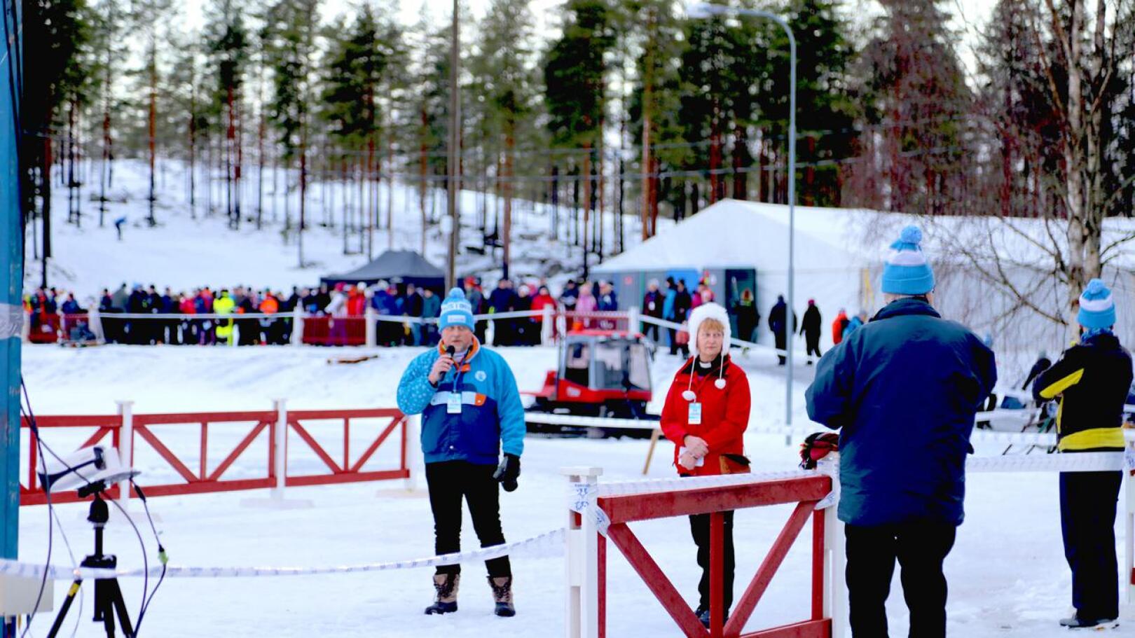 Kunnanjohtaja Arto Alpia avasi kisan ja toivotti tulijat tervetulleiksi. Kaustisella hiihdettiin edellinen maakuntaviesti vuonna 1999. Rovasti Eija Seppä piti alkuhartauden. 