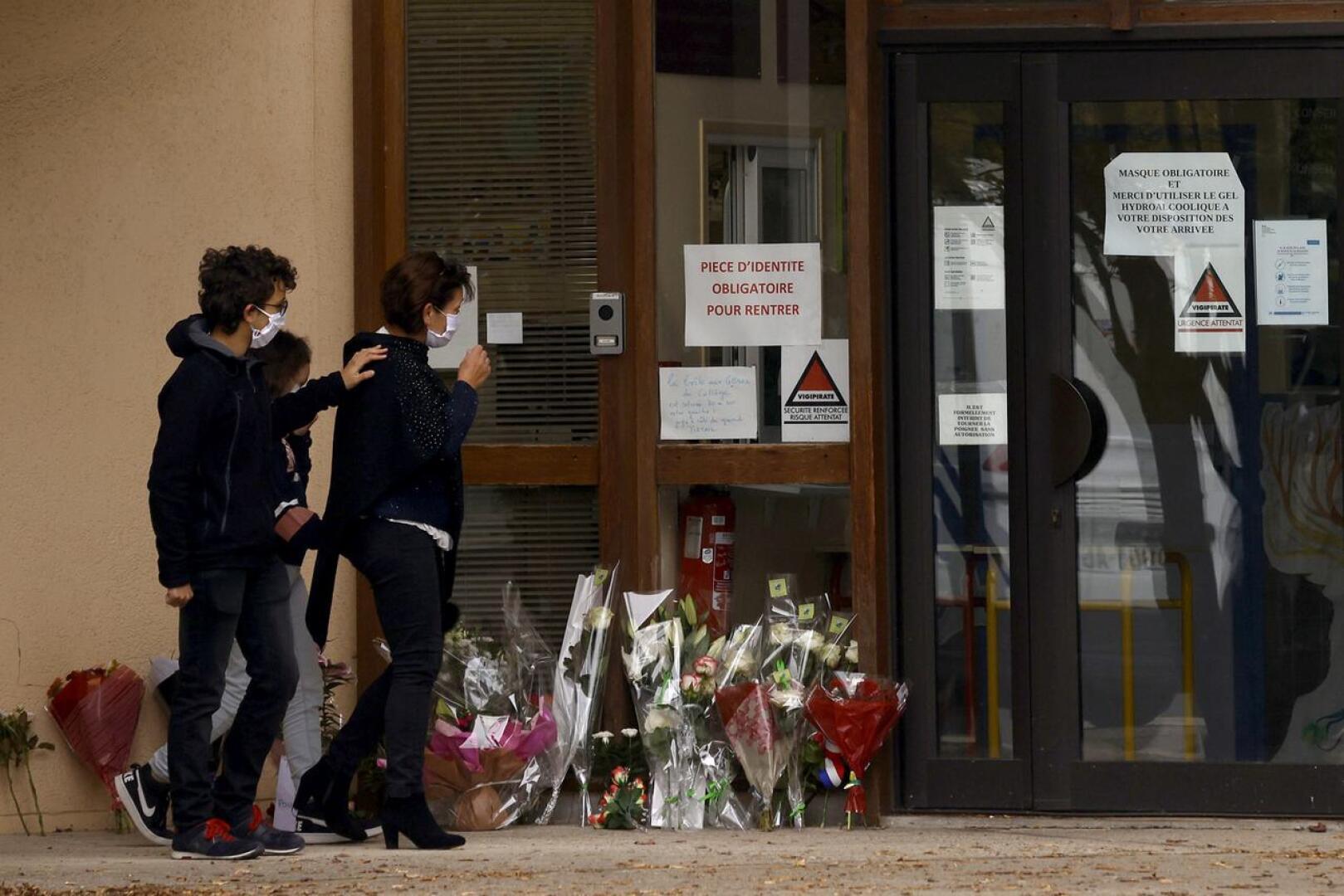 Lapset ja vanhemmat toivat lauantaina kukkia koulun portille Conflans Sainte-Honorinen kaupunginosassa Pariisissa. Koulun opettaja surmattiin raa'asti perjantaina koulun läheisyydessä.