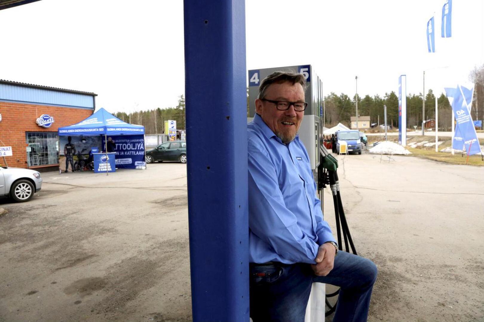 Valtatien tuntumassa sijaitseva huoltoasema on ainoa paikka Vetelissä, mistä polttoainetta saa. Yrittäjä Kullervo Harjupatana on halunnut tarjota mahdollisuuden maksaa polttoaineet sisälle, vaikka kylmäasemastakin on puhuttu. 