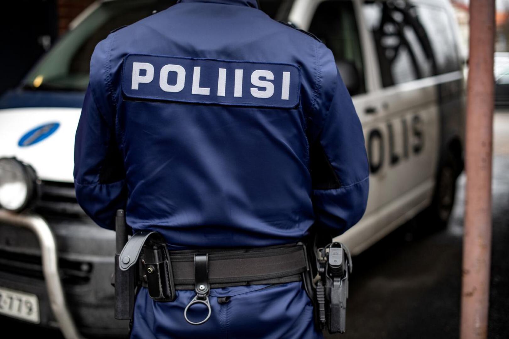 Poliisilla piti kiirettä ruotsinkielisellä Pohjanmaalla lauantaina ja sunnuntain välisenä yönä.